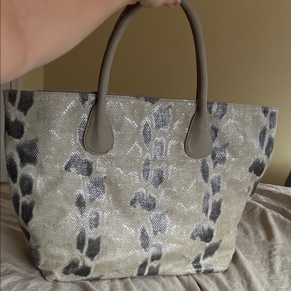 Neiman Marcus Elegant Gray and Cream Snake Skin Large Shoulder Bag - Picture 3 of 16